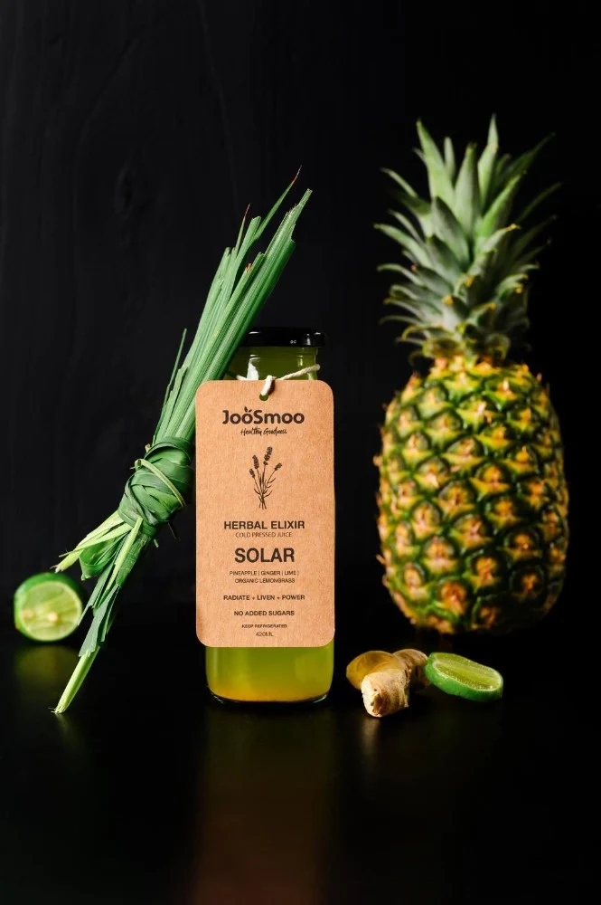 JooSmoo Solar cold-pressed juice with pineapple and fresh ingredients